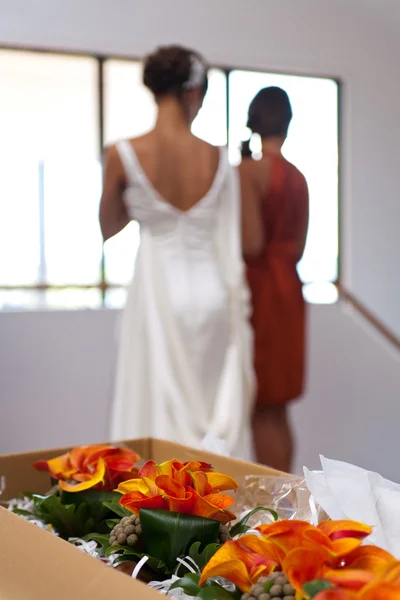 Весільний букет на передньому плані і наречена позаду — стокове фото