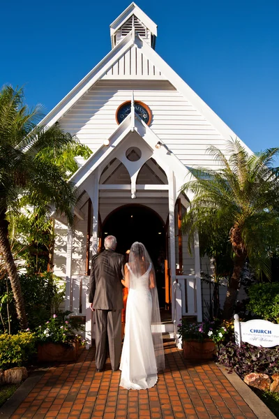 Vater steht mit Braut vor Kirche — Stockfoto