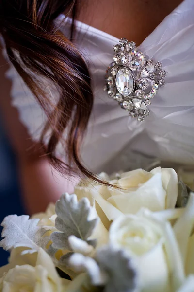 Detalhe de broche em um vestido de noiva — Fotografia de Stock