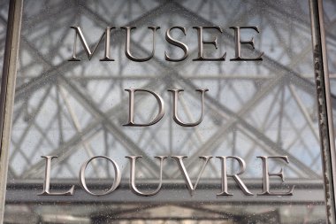 Paris'teki louvre Müzesi giriş işareti