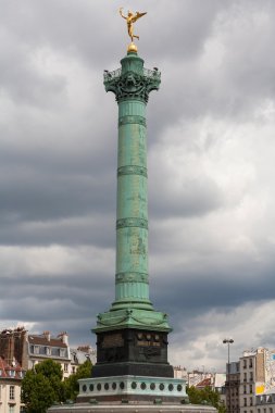 place de la bastille de paris adlı ünlü anıt