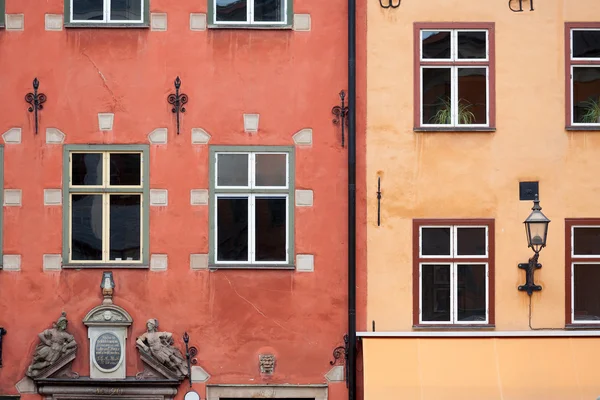 Красочные красные и желтые здания в Стохольме — стоковое фото