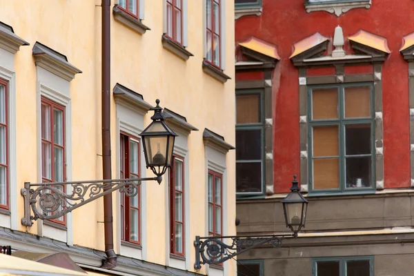 Candeeiros em edifícios coloridos em Stocholm — Fotografia de Stock