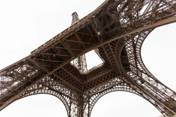 Ampla vista de anjo da Torre Eiffel de baixo — Fotografia de Stock
