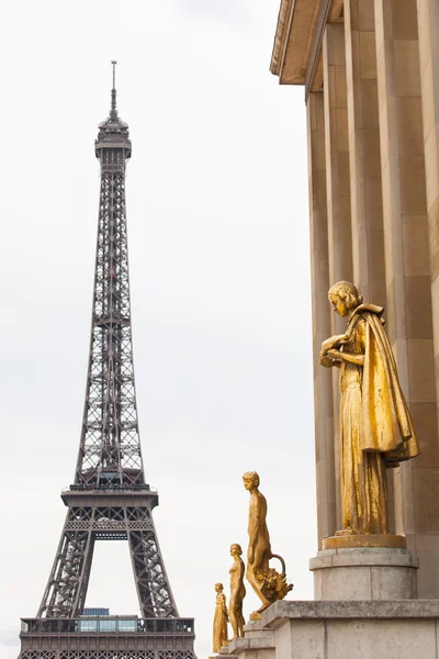 Eiffelova věž z Trocadera a zlaté sochy — Stock fotografie