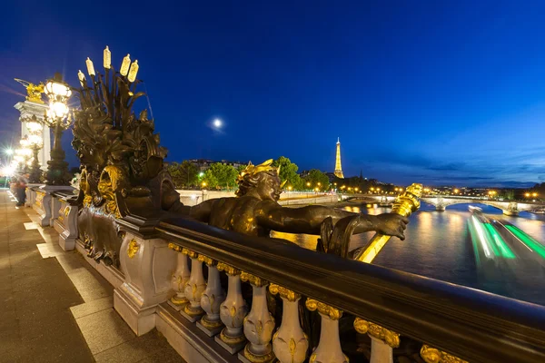 Alexanderbrücke bei Nacht und Boot auf der Seine — Stockfoto