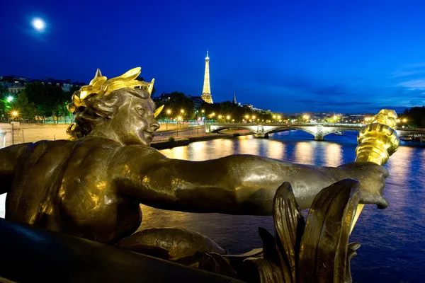 Puente Alejandro III por la noche y Torre Eiffel — Foto de Stock
