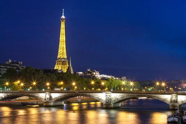 Eiffelturm nachts über der Seine gesehen — Stockfoto