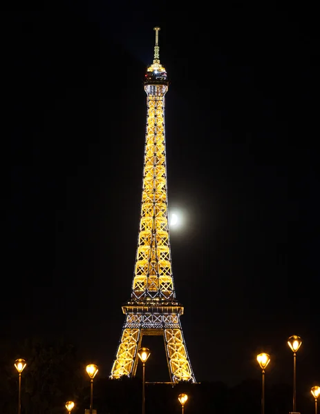 Eiffelova věž v noci měsíc za — Stock fotografie