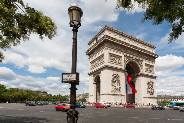 Arc de triomphe ön planda elektrik direği ile — Stok fotoğraf
