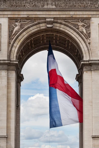 Detalhe do Arco do Triunfo e bandeira francesa — Fotografia de Stock