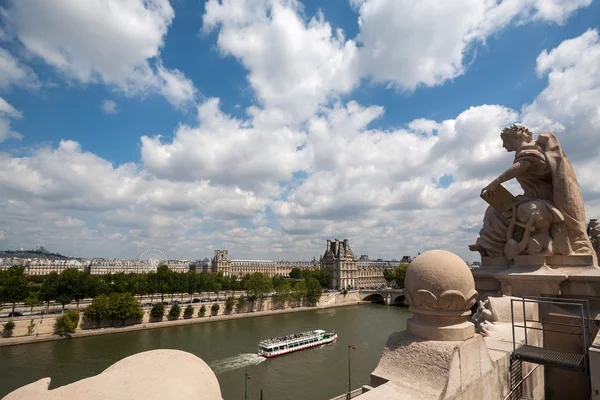 Paris'te seine Nehri üzerinde tekne gezisi — Stok fotoğraf
