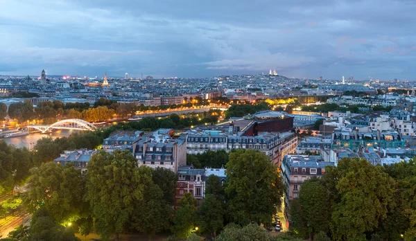 Вид на закат над Парижем с Эйфелевой башни — стоковое фото