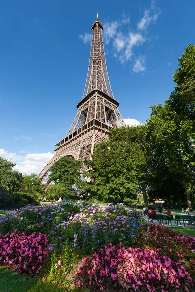 Eiffel tower on a sunny day with flowers — Stock Photo, Image