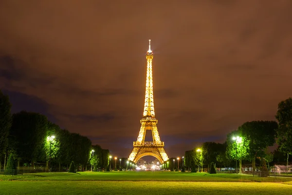 Klassischer Blick auf den Eiffelturm auf den Champ de Mars — Stockfoto