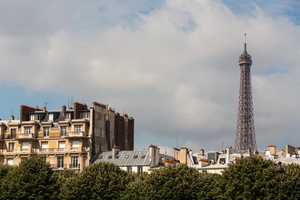 Párizsi épületek és az Eiffel-torony — Stock Fotó