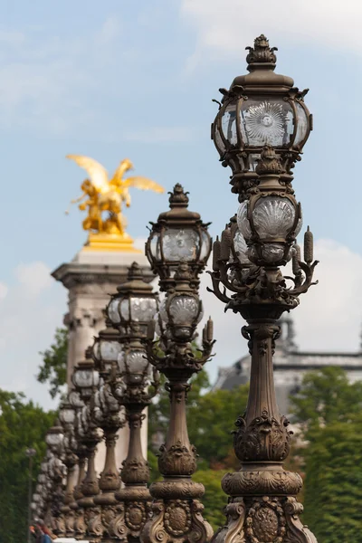 Багато прикрашений ліхтарні стовпи на Олександра Iii мосту в Парижі — стокове фото