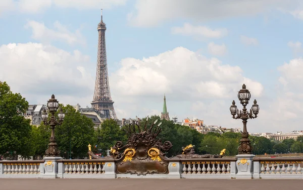 在巴黎的埃菲尔铁塔的亚历山大三世桥 — 图库照片