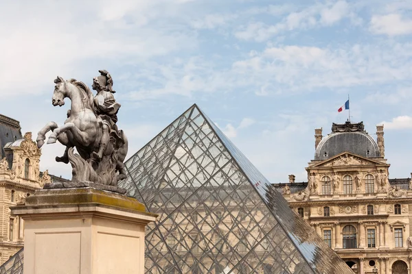Pirâmide do Museu do Louvre em Paris — Fotografia de Stock