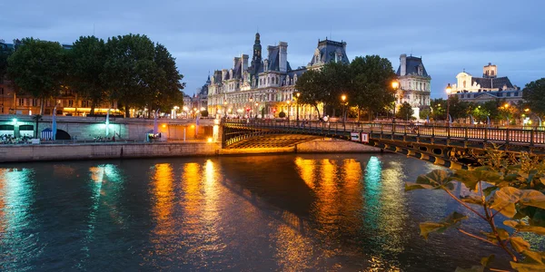Hotel de ville v Paříži od přes řeku Seinu v noci — Stockfoto