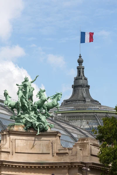 Detalj av häst skulptur på grand palace i paris — Stockfoto