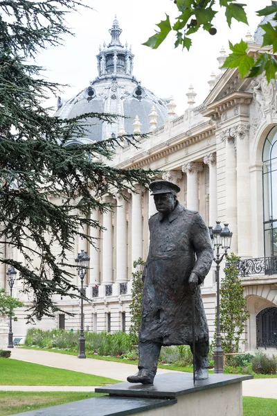 パリのウィンストン ・ チャーチルの像 — ストック写真