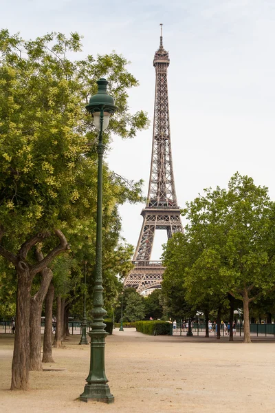Lyktstolpe med Eiffeltornet i bakgrunden Stockbild
