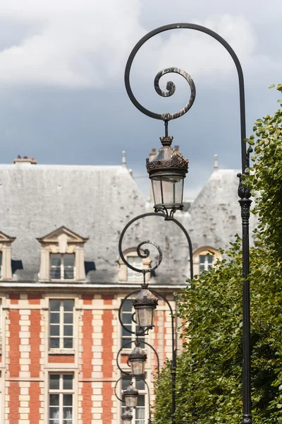 Utsmyckade lyktstolpar på platser du vosages i paris Stockbild