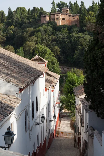 Calle en el casco antiguo de Granada España con Alhambra — Foto de Stock