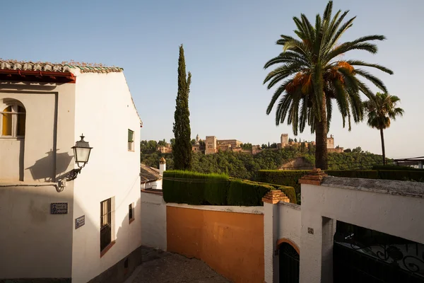 Vista hacia la Alhambra en el casco antiguo de Granada — Foto de Stock