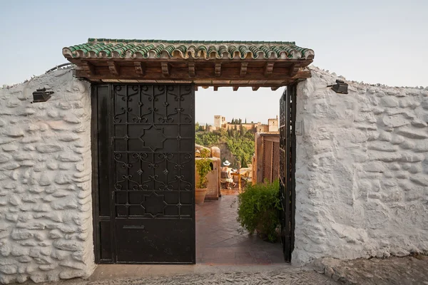 Alhambra sett genom dörrar i granada — Stockfoto
