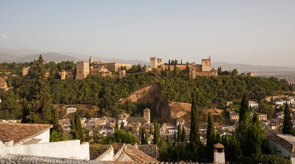 Alhambra paleis met granada op de voorgrond — Stockfoto