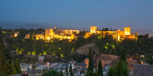 Die Alhambra in Granada von Albaicin bei Nacht — Stockfoto