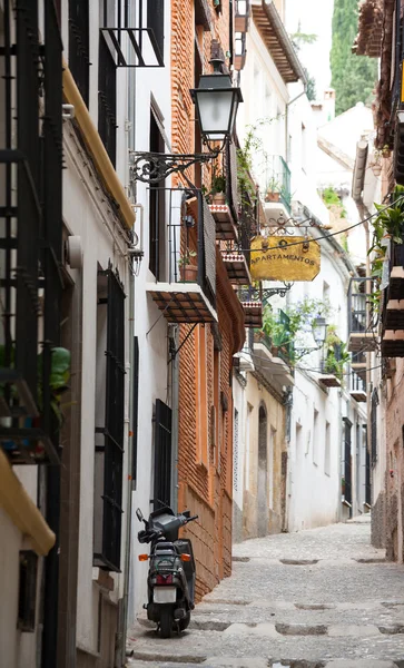 Порожній Гранада вулиця з припаркованих мопеда — стокове фото