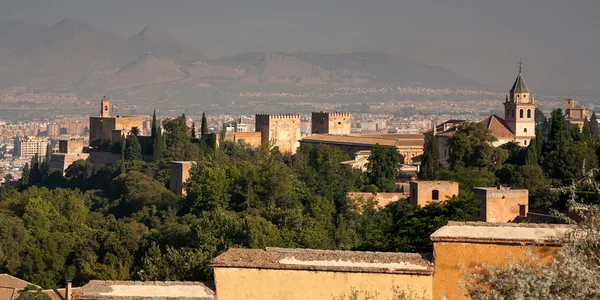 Az Alhambra látott mögül nézett ki, hogy Granada — Stock Fotó