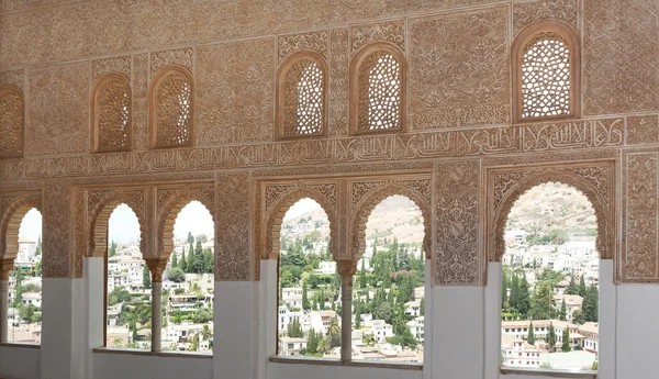 Detalhes intrincados da janela dentro do palácio de Alhambra — Fotografia de Stock