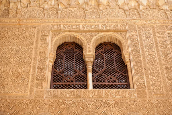 Windows med fina moriska detaljer i alhambra-palatset — Stockfoto