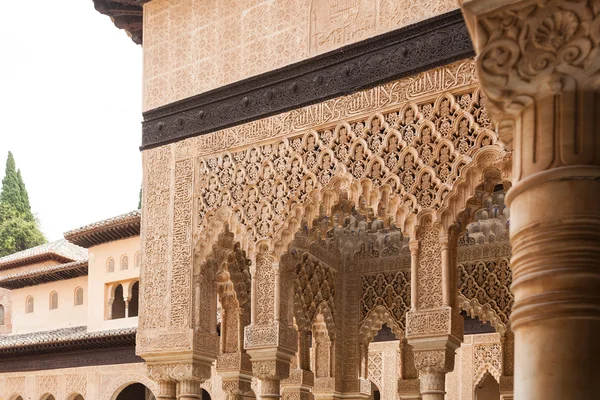 Pátio dos leões detalhe da Alhambra em Granada — Fotografia de Stock
