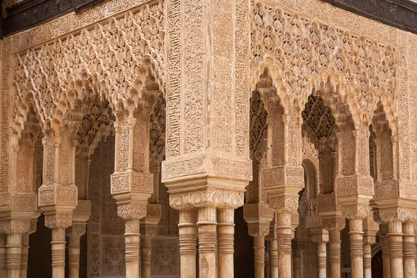 Patio de las columnas de leones del palacio de la Alhambra —  Fotos de Stock
