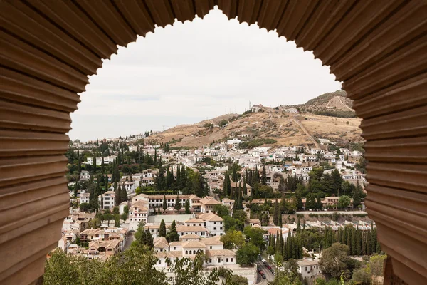 Weergave via een Moorse venster van het alhambra van granada — Stockfoto
