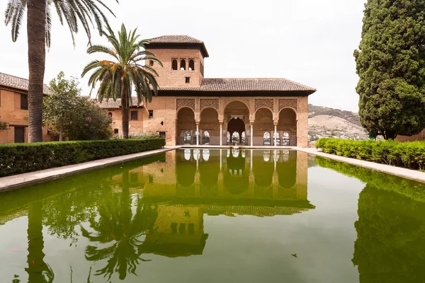 Alhambra palác granada odráží ve vodě — Stock fotografie