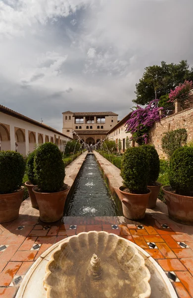 Vatten-funktionen Generalifes trädgårdar av alhambra-palatset — Stockfoto