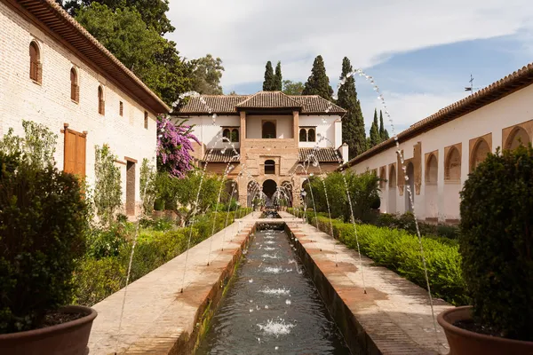 Funkce vody a zahrady generalife uvnitř alhambra — Stock fotografie