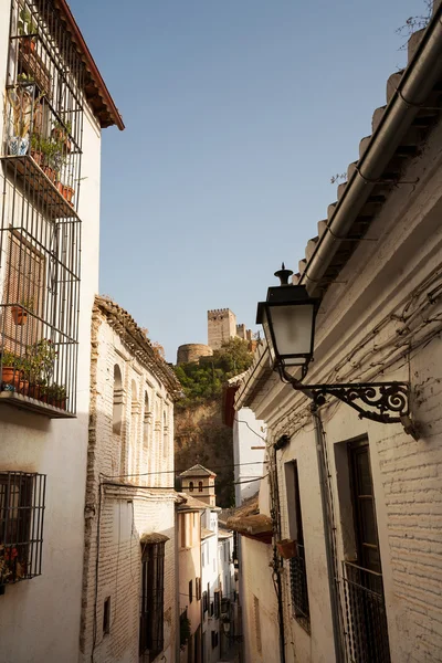 Granada street view towards Alhambra palace — Stock Photo, Image