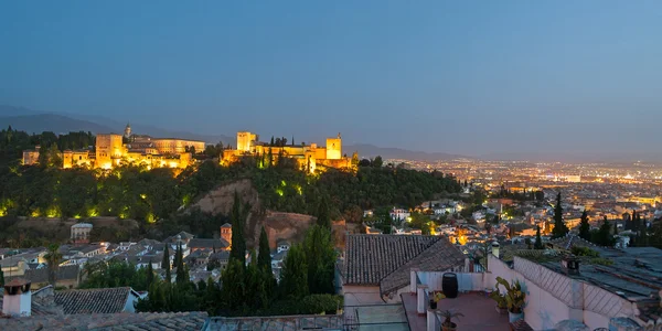Alhambra i granada från albaicin i skymningen Stockbild
