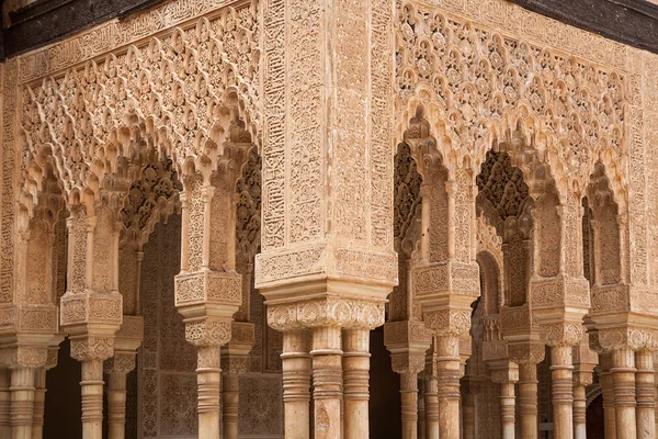 Pátio das colunas de leões do palácio de Alhambra Imagens De Bancos De Imagens