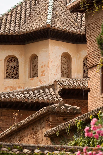 Detalle del tejado desde el interior del palacio de la Alhambra en Granada Imágenes de stock libres de derechos
