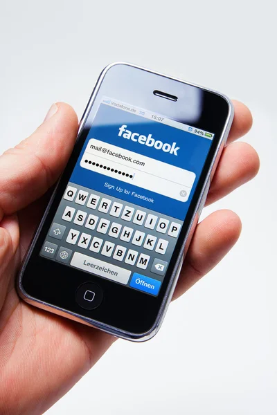 Facebook přístup log-in na zařízení apple iphone — Stock fotografie