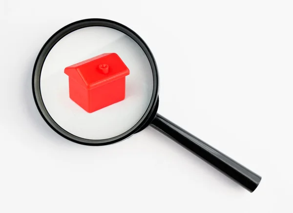 Lupe mit rotem Haus — Stockfoto