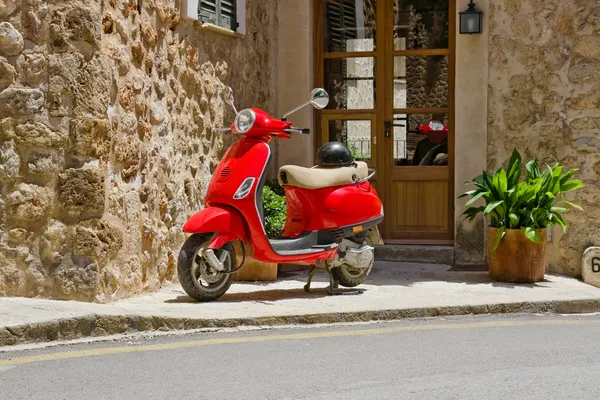 Kırmızı scooter — Stok fotoğraf